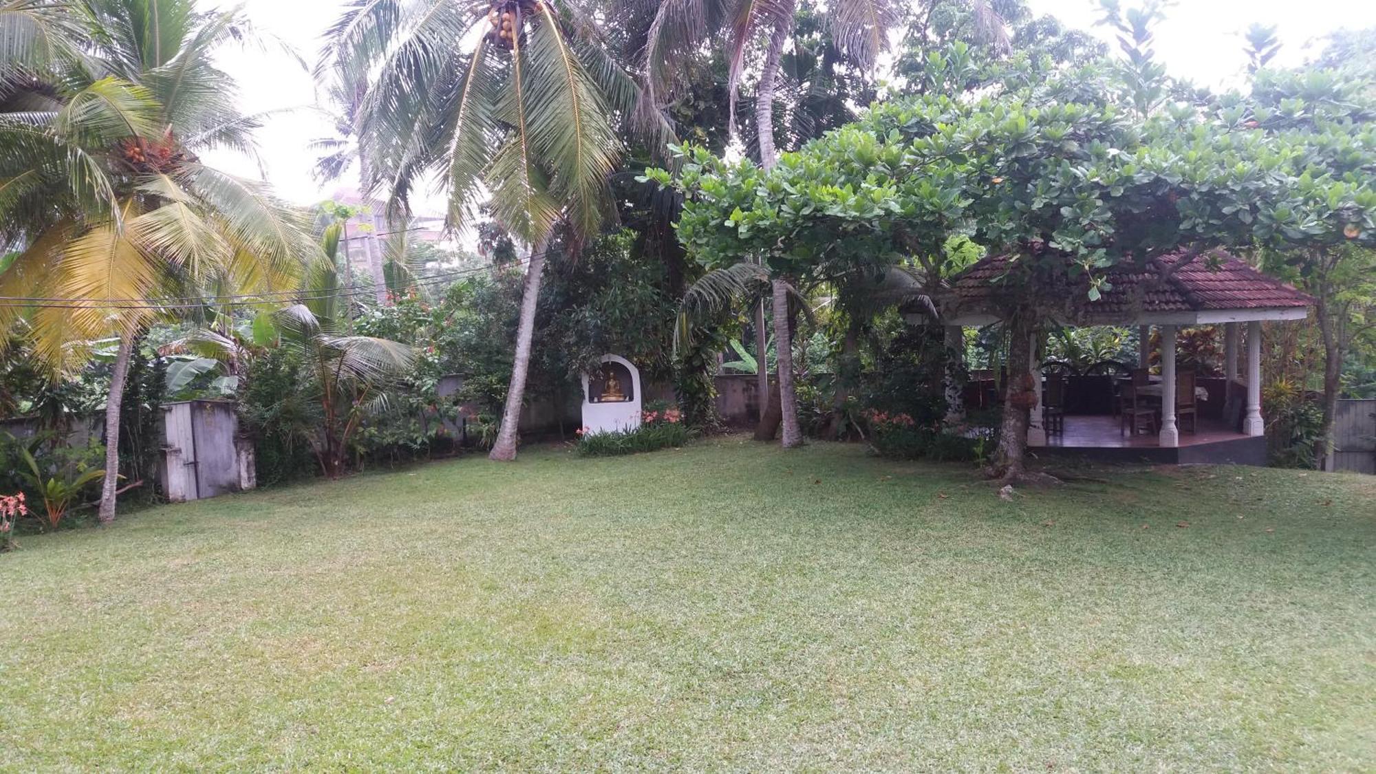 4 Seasons Guesthouse Хиккадува Экстерьер фото