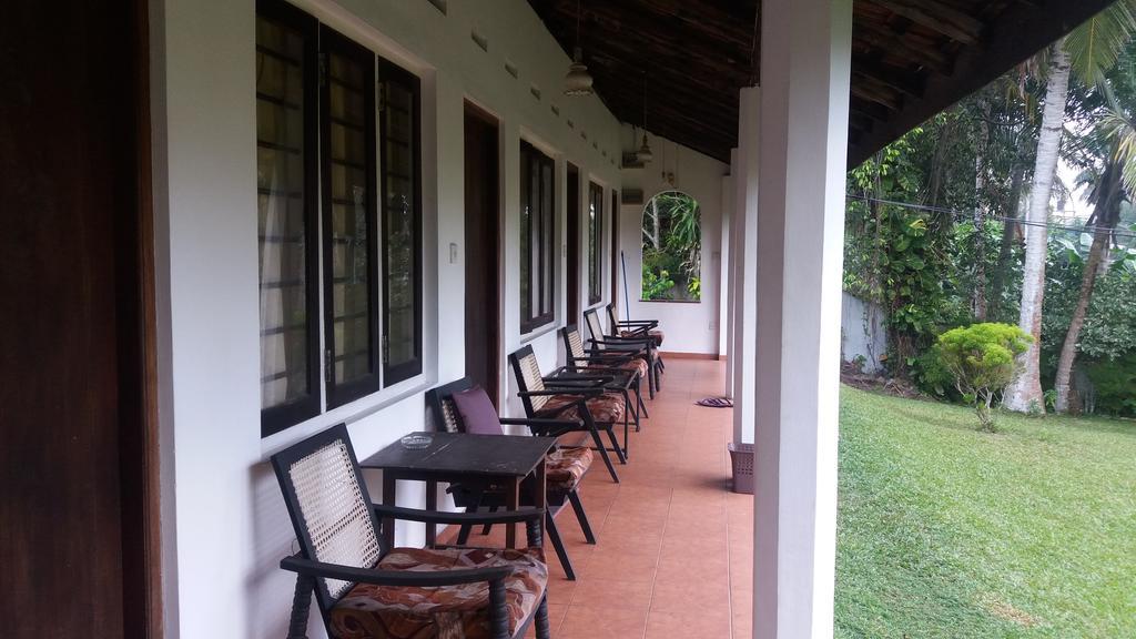 4 Seasons Guesthouse Хиккадува Экстерьер фото